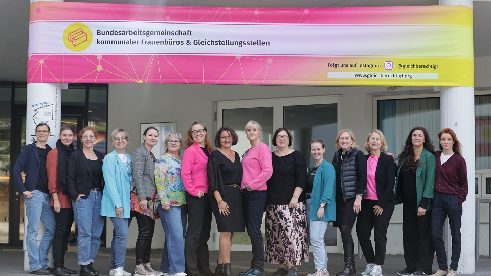 Gruppe von Frauen vor dem Kongresszentrum