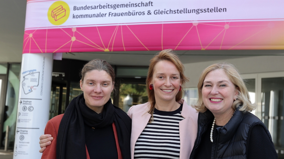 drei Frauen vor der Kongresshalle