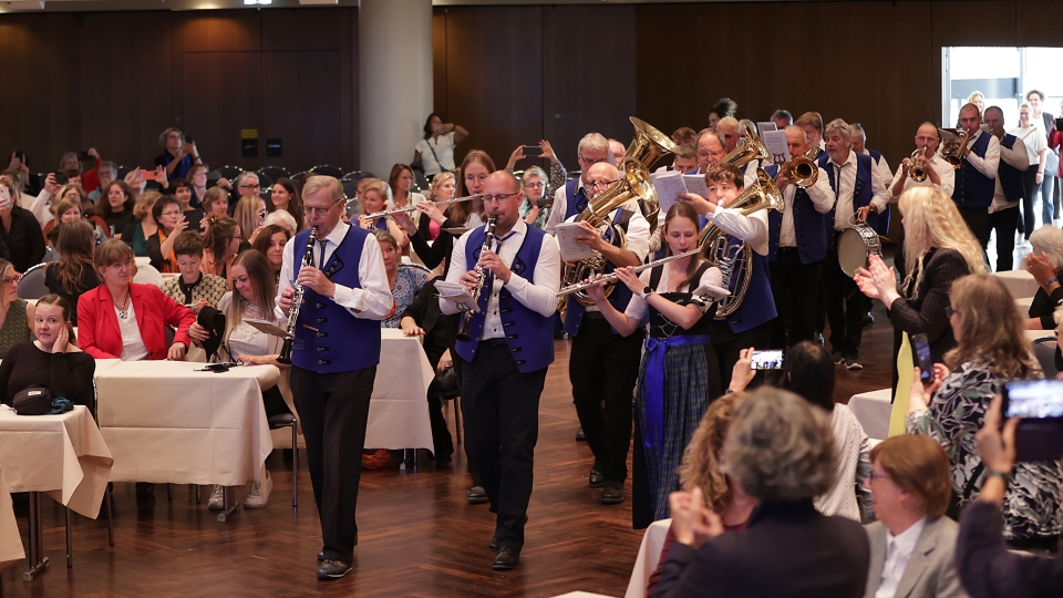 Blaskapelle zieht in den Saal ein