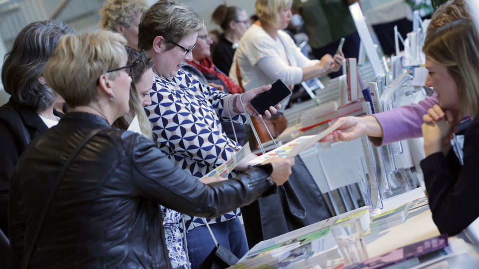 viele Frauen schauen sich Materialien auf den Infotischen an