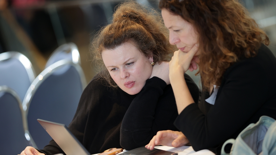 zwei Frauen schauen in ein Notebook