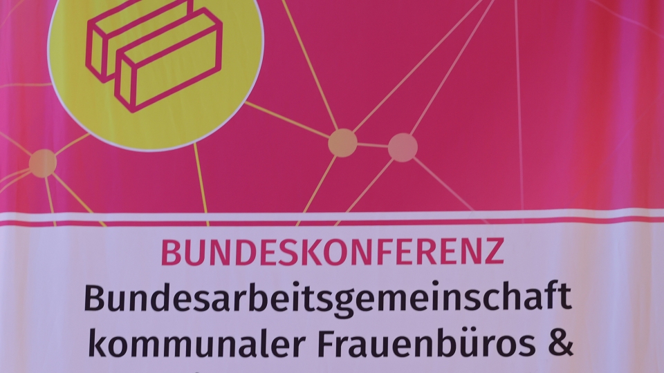 pinkes Banner "Bundesarbeitsgemeinschaft kommunaler Frauenbüros und Gleichstellungsstellen