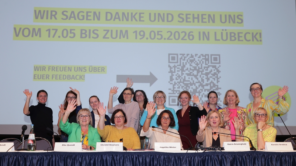 eine Gruppe Frauen auf dem Podium winken zum Abschied