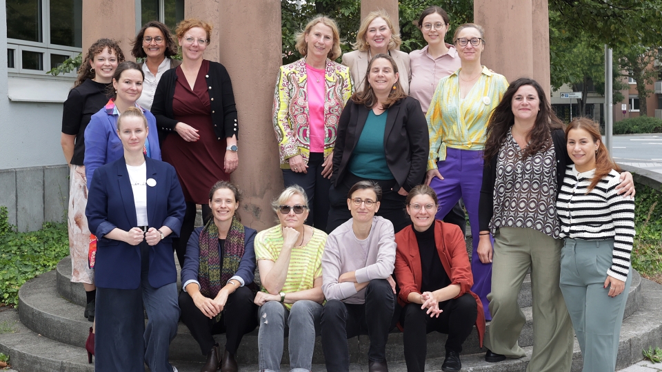 15 Frauen stehen auf einer Treppe