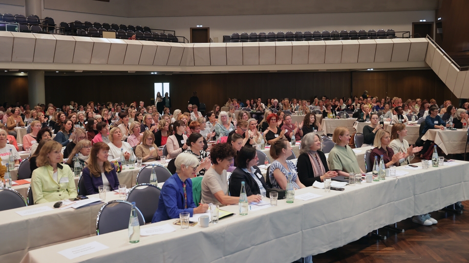 viele Frauen an Tischen im Kongresszentrum